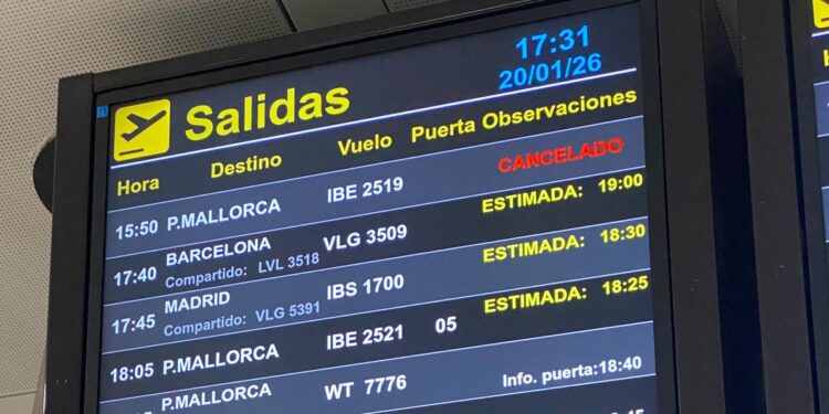 Vuelos cancelados y retrasados, ayer en el aeropuerto de Ibiza.