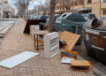 Imagen de los trastos abandonados en la calle