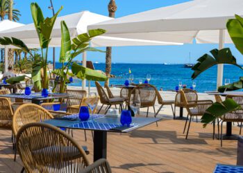 La ubicación de Blavós hace que las calçotadas de los domingos se disfruten de una forma especial: al lado del mar.