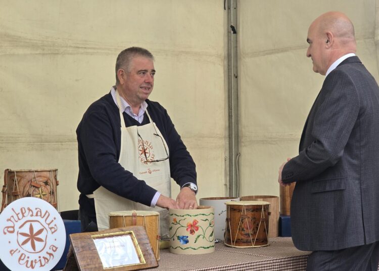 Los artesanos han recibido la visita del presidente del Consell de Ibiza, Vicent Marí.