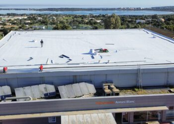 Vista del tejado de la instalación que está siendo reparado.