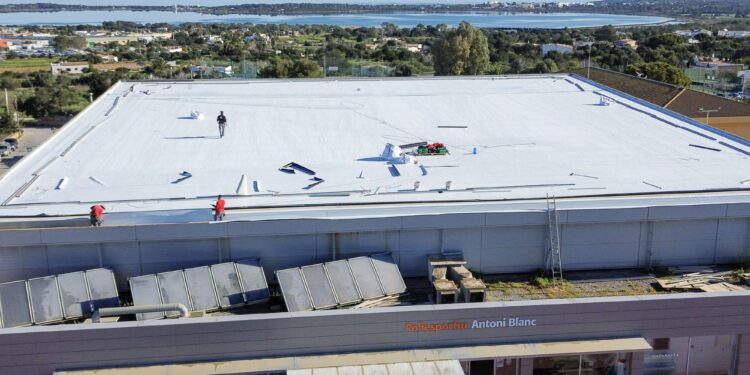 Vista del tejado de la instalación que está siendo reparado.