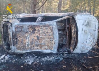 Así quedó el coche robado por los cuatro menores tras estrellarlo y quemarlo.
