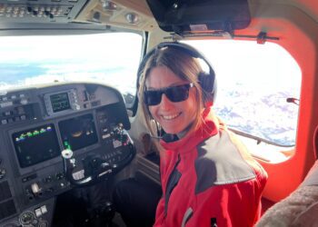 Alexia Hartmann, en la cabina de uno de los aviones medicalizados en los que viaja, normalmente con un pequeño equipo de asistencia médica. Foto cedida por A.H.