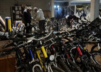 Algunas de las bicicletas que se están arreglando y almacenando para enviar a Senegal. Foto cedida a Noudiari.es