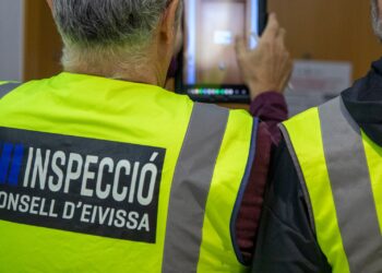 Medidas cautelares contra los pisos presuntamente de alquiler turístico ilegal que están siendo investigados en Ibiza.