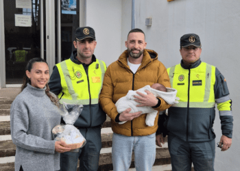 Los agentes que escoltaron el coche junto a los padres del pequeño Vïctor.