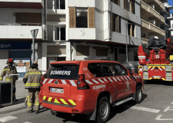 Un incendio en la primera planta de una vivienda situada en la confluencia de las calles Fray Vicente Nicolau e Isidor Macabich, en la ciudad de Ibiza, sobre las 11.30 de hoy jueves 19 de febrero ha provocado alarma entre el vecindario y los viandantes. Foto Paco Natera