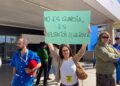 Una médica anestesióloga muestra un cartel en contra de las guardias actuales, uno de los puntos calientes para el que los médicos piden cambios. Foto: Noudiari/CM.