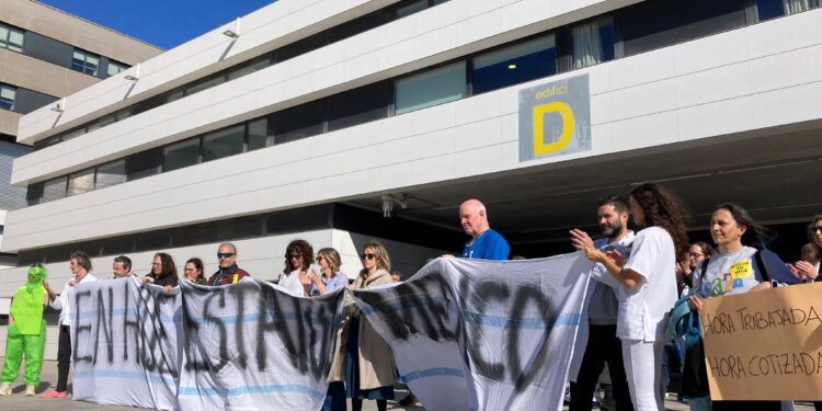 Imagen de una de las jornadas de huelga frente al hospital de Can Misses, Ibiza.