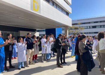 Manifestantes de hoy frente a Can Misses. Al fondo, Eduardo Escudero, uno de los asistentes a la protesta. Foto: Noudiari/CM.