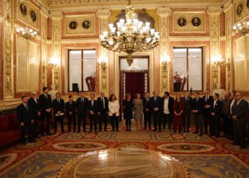 La presidenta del Congreso, Francina Armengol, recibió a todos los representantes de distintos partidos de Baleares en la sede del Congreso en esta jornada de presentación de la proposición de ley de reforma constitucional.