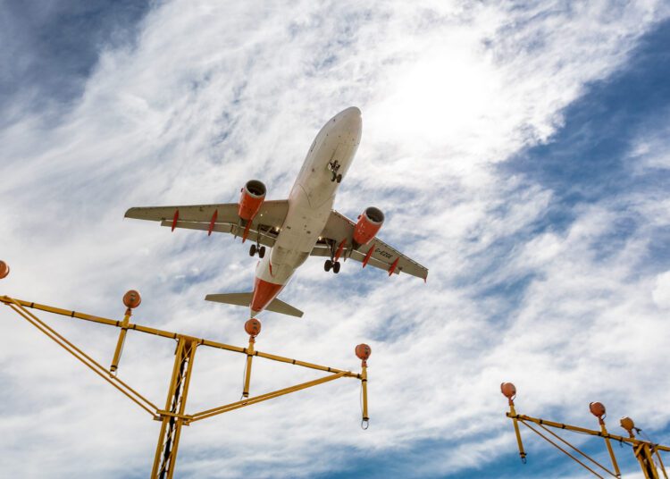 Imagen de archivo de un avión en el aeropuerto.