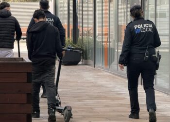 La Policía Local de Ibiza acompaña a uno de los menores que han sido interceptados y multados, con aviso a las familias.