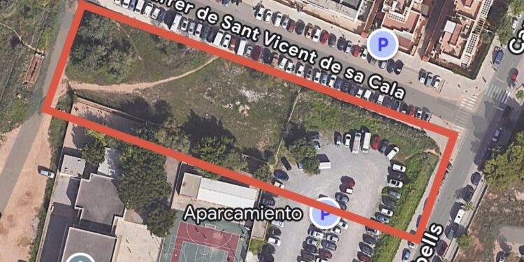 Parcela donde se ubicará esta nueva promoción, entre las calles de Es Cubells y de Sant Vicent de sa Cala de la zona de Can Cantó, detrás de la comisaría de la Policía Nacional de Ibiza. Imagen de Google Maps