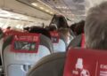 Interior de uno de los vuelos que sí ha salido pero en el que los pasajeros han pasado miedo por los vaivenes de las rachas de viento. Imagen Noudiari