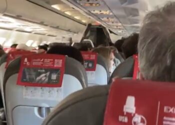 Interior de uno de los vuelos que sí ha salido pero en el que los pasajeros han pasado miedo por los vaivenes de las rachas de viento. Imagen Noudiari