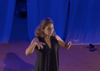 Lolita Flores compartió unos minutos con el público al finalizar la obra. Foto Noudiari.es