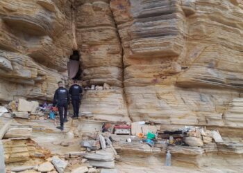 La Policía Local, en la zona de la cueva en la que residía un hombre