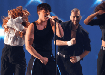 Izan Llunas durante su actuación anoche en el Benidorm Fest. Imagen de RTVE Play