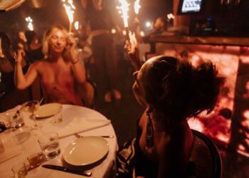 Monkey Ibiza, el icónico restaurante de inspiración francesa ubicado en la bahía de Sant Antoni.