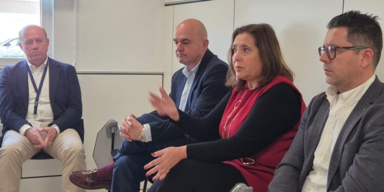 Manuela García, consellera de Salud, durante la reunión de esta mañana, a la que también ha asistido el presidente del Consell, Vicent Marí, y el alcalde de Ibiza, Rafael Triguero.
