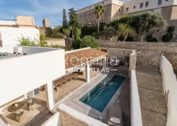Imagen de la zona de piscina del palacio en venta en Dalt Vila.