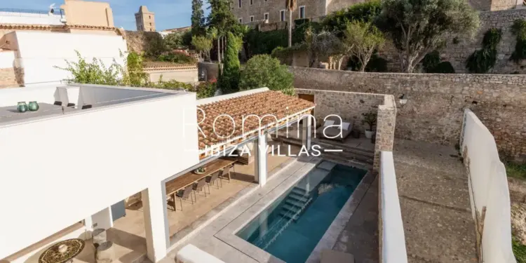 Imagen de la zona de piscina del palacio en venta en Dalt Vila.