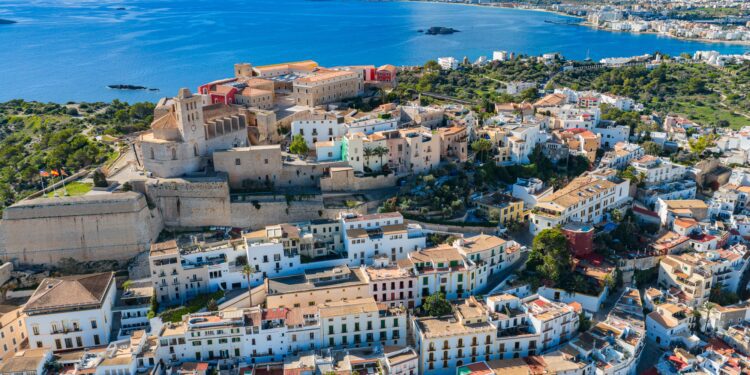 Vista aérea de Dalt Vila, donde se implementan varios proyectos de acceso a la vivienda dentro del plan Eivissa Habita.