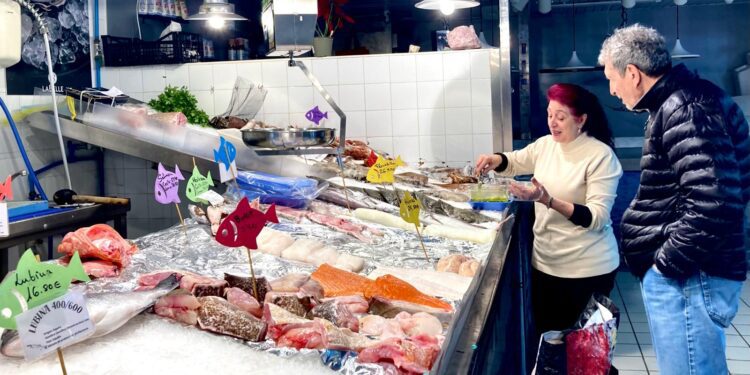 Carmen Moya, pescadera del Mercat Nou, en la imagen, depende estos días más del pescado transportado desde la península. Foto: Noudiari/CM.
