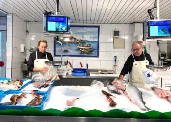 En la pescadería de Vicente y María, del Mercat Nou, hay menor cantidad de género local al inicio de febrero. Foto Noudiari /CM.