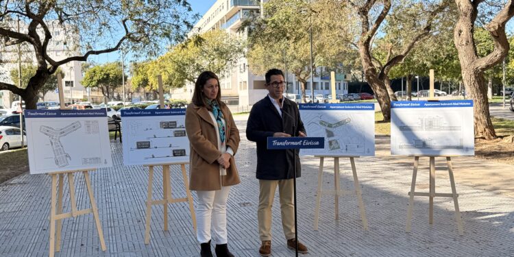 La edil de Obras del Ayuntamiento de Ibiza, Blanca Hernández, y el alcalde Rafael Triguero, durante la presentación del proyecto esta mañana. Foto: Ayto. de Ibiza