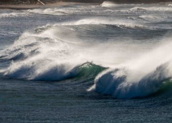 Oleaje en la zona de la playa de ses Salines de Ibiza hoy. Fotografías Sebastián Candela