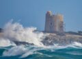 Imagen del temporal que azota las pitiusas en la zona de la La torre de Ses Portes, en el extremo sur de la isla de Ibiza. Foto: Paco Natera