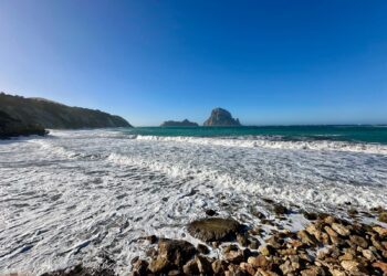 Estado de la mar, esta mañana de jueves, en la zona de Cala d'Hort de la costa de Sant Josep. Foto Paco Natera