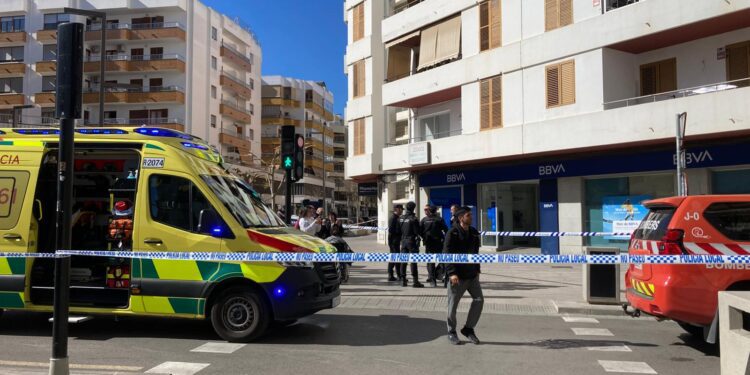 Una ambulancia en el lugar de los hechos y la zona acordonada para impedir el paso de peatones y vehículos. Foto Cristina Marí