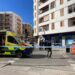 Una ambulancia en el lugar de los hechos y la zona acordonada para impedir el paso de peatones y vehículos. Foto Cristina Marí