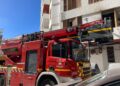 Bomberos actuando ayer en el incendio en el centro de Ibiza de donde fue evacuada una persona por inhalación de humo.
