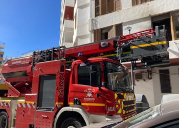 Bomberos actuando ayer en el incendio en el centro de Ibiza de donde fue evacuada una persona por inhalación de humo.