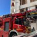 Bomberos actuando ayer en el incendio en el centro de Ibiza de donde fue evacuada una persona por inhalación de humo.