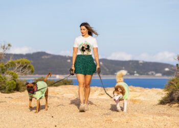 Lihka, a la izquierda de la imagen es la bóxer que fue mortalmente atacada. En la fotografía aparece con Vanessa, que está devastada, y con Laia, la husky que era como su hermana. Foto de Paco Natera.