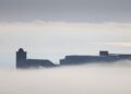 Un mar de niebla, esta mañana, envolviendo la catedral y el parador de Ibiza. Foto de Paco Natera.