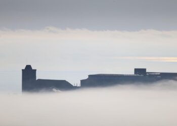 Un mar de niebla, esta mañana, envolviendo la catedral y el parador de Ibiza. Foto de Paco Natera.