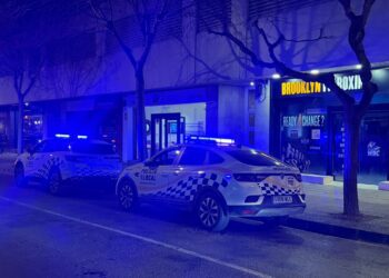 Dos vehículos de la Policía Local en el operativo a la altura de la avenida Ignasi Wallis donde se produjeron los hechos. Fotos D. F. Noudiari.es