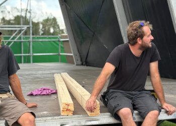 Los tres socios y amigos, sobre un escenario en uno de sus trabajos