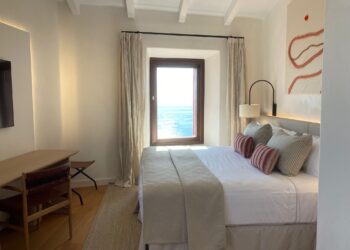 Una de las habitaciones del Parador de Ibiza. Imagen C. M. Noudiari.es