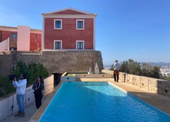 Piscina exterior del parador de Ibiza, en un entorno privilegiado y con vistas al mar. Fotos C. M. Noudiari.es