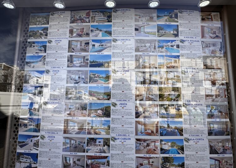 Anuncios de viviendas en Ibiza, todos de alto standing. Foto L. F. A.