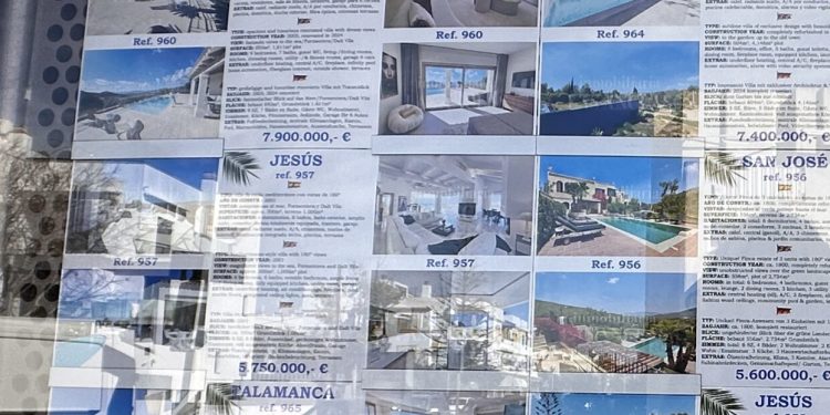 Anuncios de viviendas en Ibiza, todos de alto standing. Foto L. F. A.
