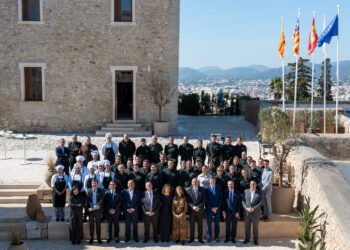 Autoridades y personal del Parador de Ibiza en la mañana de inauguración. Foto: Paradores Nacionales